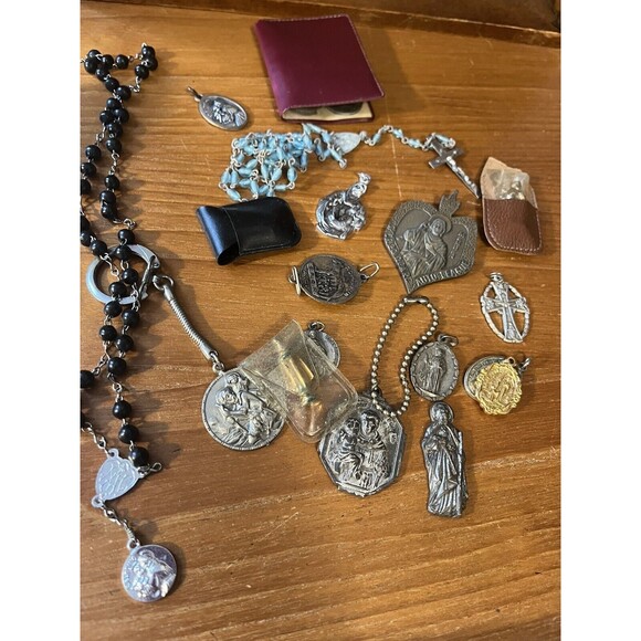 ASSORTED VINTAGE CHRISTIAN MEDALLIONS, CROSSES KEY CHAINS BROCHURES ESTATE - Picture 3 of 12